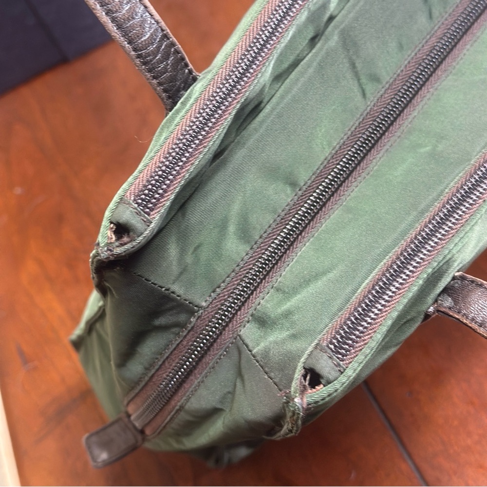 AUTHENTIC Prada bag. Army green. - Picture 14 of 16